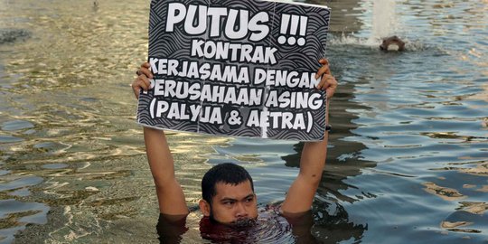 Aksi 'mandi' di kolam menolak kontrak kerjasama air di HI