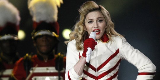 Solidaritas ke Charlie Hebdo sambil promo album, Madonna dikecam