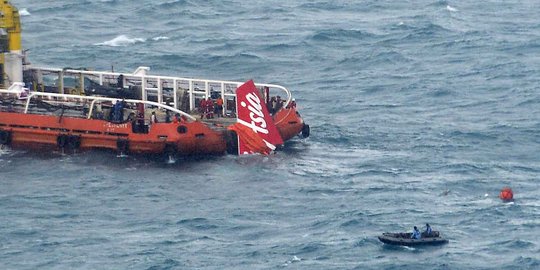 Suara ping black box AirAsia diduga berada di body pesawat