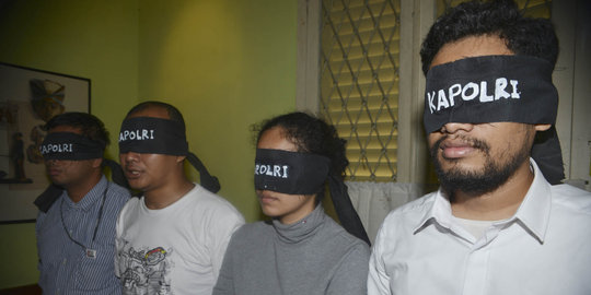 Aktivis Koalisi Masyarakat Sipil gelar aksi tutup mata