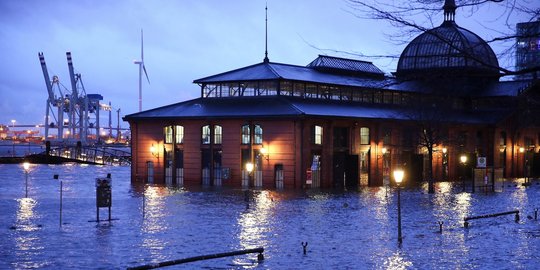 Pasar Ikan terkenal di dunia di Kota Hamburg kebanjiran