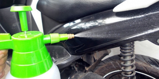 Tips cuci motor  irit  dengan tabung penyemprot tanaman 