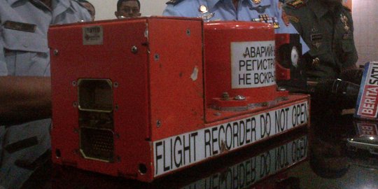 FDR black box AirAsia ditemukan di bawah puing sayap pesawat