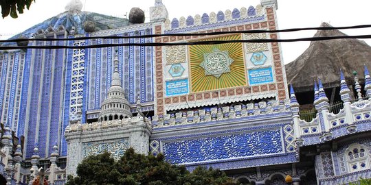 Melihat kemegahan Masjid Tiban yang diyakini dibangun oleh jin