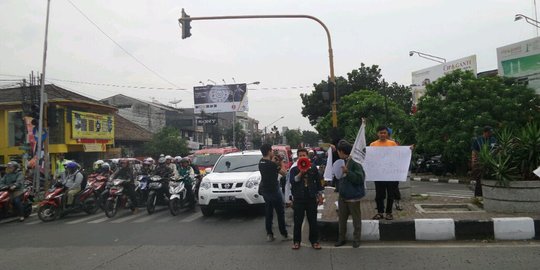 Kedatangan Jokowi ke Bandung disambut demonstrasi mahasiswa