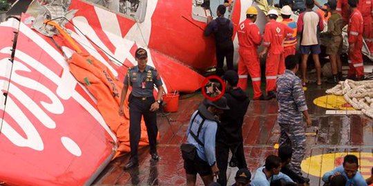 Foto TNI narsis di depan bangkai AirAsia dikecam media asing