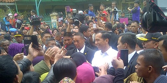 Ingin lihat Jokowi, ibu-ibu di Binong Jati sampai rela tak masak