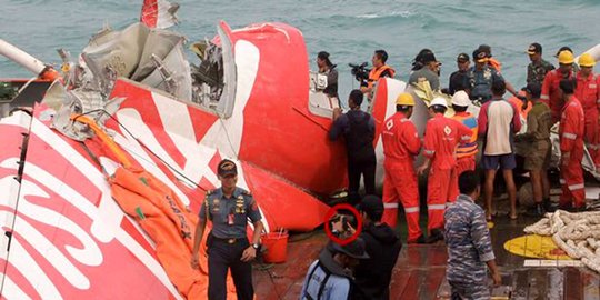 Kotak hitam ditemukan, Basarnas tetap cari penumpang AirAsia