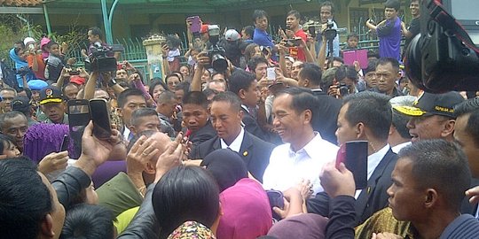 Sambangi toko rajut, Jokowi pesan 1.000 sweater gambar dirinya