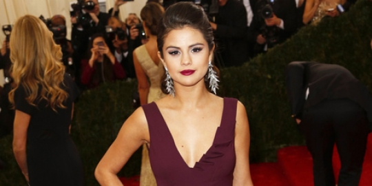 Setelah bule Timur Tengah, kini Selena Gomez \'gandeng\' pria lain