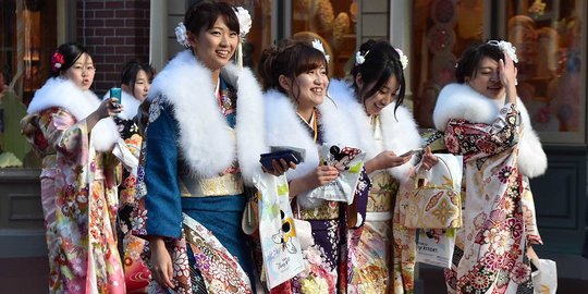 Gaya wanita cantik Jepang berkimono rayakan Hari Kedewasaan