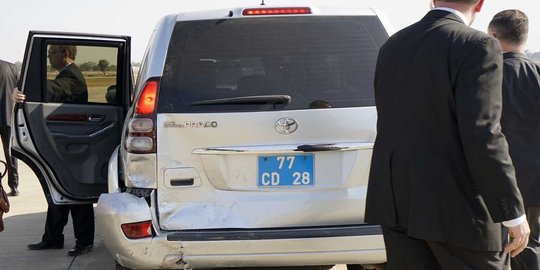 Berhenti karena anjing, mobil Menlu AS John Kerry ditabrak