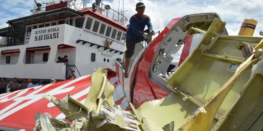 Begini proses pemotongan ekor pesawat AirAsia QZ8501