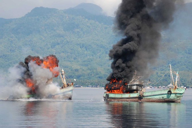 tni al tenggelamkan kapal asing di ambon