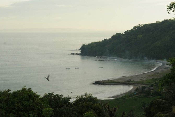 pemandangan pelabuhan ratu menuju sawarna