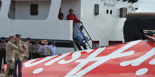 Serpihan pesawat AirAsia diserahkan KNKT di Pelabuhan Semarang