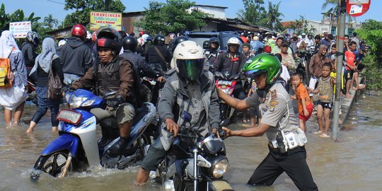 Sabhara dan Brimob gelar simulasi penanganan banjir Kampung Pulo