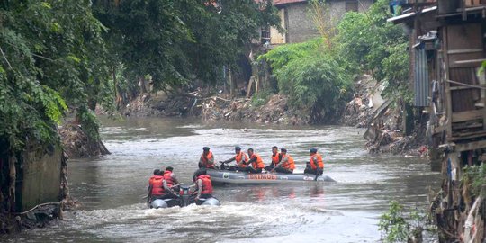 Aksi polisi gelar simulasi penanganan banjir di Kampung Pulo