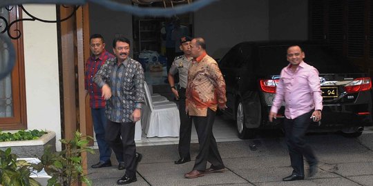 Pulang ke rumah, Komjen Budi Gunawan disambut kerumunan wartawan