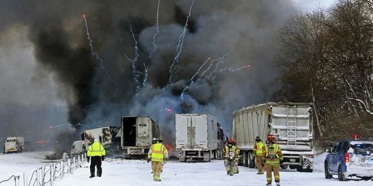Tabrakan beruntun 150 mobil di Amerika, truk kembang api meledak