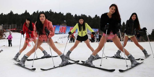 Seksinya gadis di China bermain ski hanya pakai celana dalam