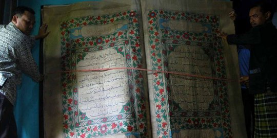 Ini wujud Alquran raksasa yang gegerkan warga Sidoarjo