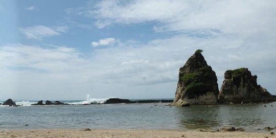 Panorama menakjubkan Pantai Tanjung Layar di Sawarna