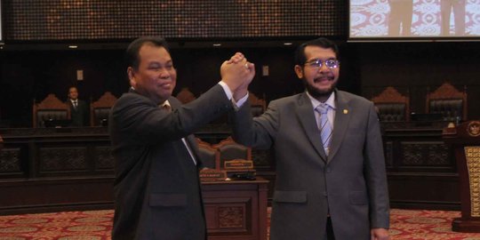 Arief Hidayat dan Anwar Usman resmi jabat pimpinan MK