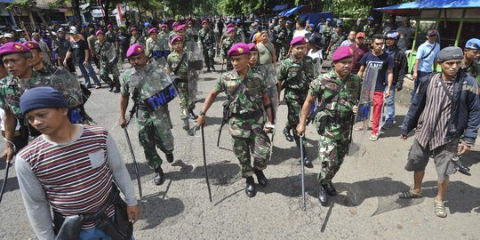 Warga dan Marinir kompak hadang eksekusi lahan TNI AL di Jakut