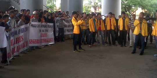 Desak Romi Herton-Harnojoyo dipecat, warga geruduk DPRD Palembang