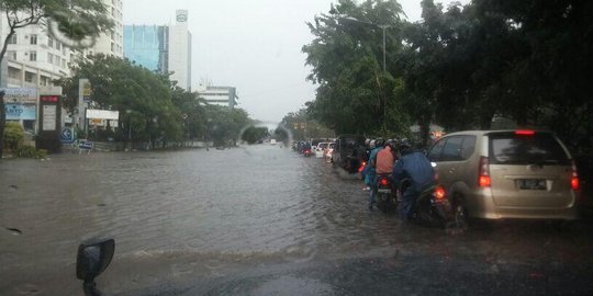 Antisipasi banjir, saluran air dan kali di Jakbar dibersihkan