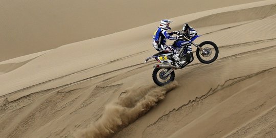 Aksi ngetrail biker Dakar tembus trek padang pasir yang ekstrem