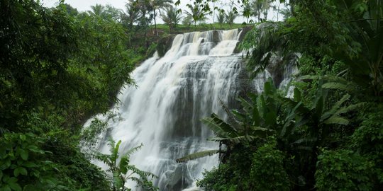 Menjelajahi keindahan air terjun Curug Luhur Cigangsa di Sukabumi