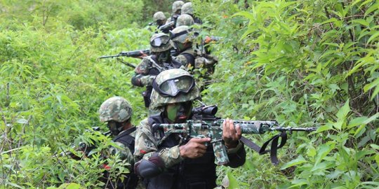 Aksi pasukan Yonif 330 Kostrad bertempur terobos hutan