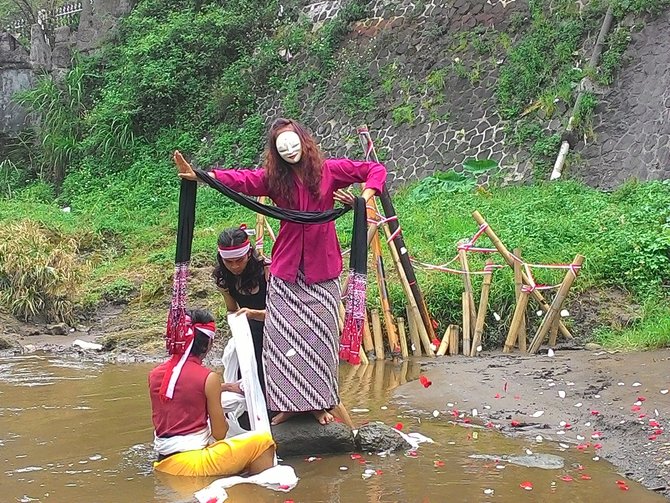 tari lokra dalam peringatan hut djuanda di sungai cikapundung