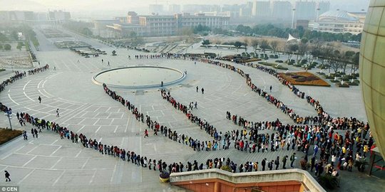 Suhu minus, mahasiswa China tetap semangat antre masuk perpus
