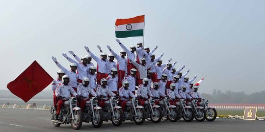 Rayakan HUT, tentara India pamer atraksi naik motor bak sirkus