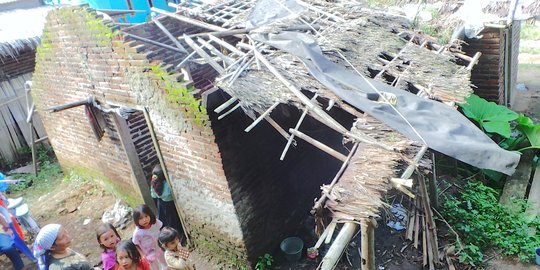 Kisah pilu 4 anak Banten hidup miskin di rumah tanpa atap