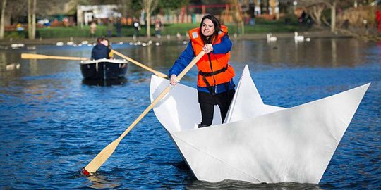 Ajaib, perahu kertas raksasa ini bawa manusia telusuri sungai