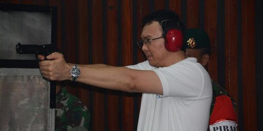 Aksi Ahok latihan menembak di Markas Kostrad