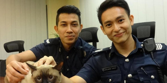 kejadian lucu artis Warga Singapura sedang tergila gila dua polisi ganteng 