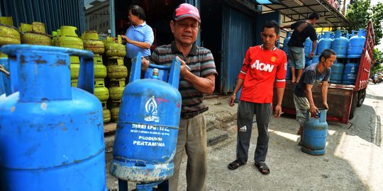 Tak cuma BBM, Presiden Jokowi juga turunkan harga gas 12 kg