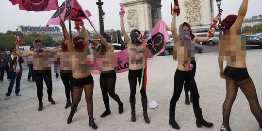 Aksi wanita Muslim lawan Femen yang hobi demo telanjang