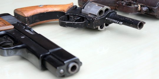 Pemulung temukan dua pistol berisi peluru di tempat sampah