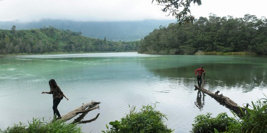 Menikmati keindahan fenomena alam di Telaga Warna Dieng