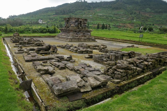 candi arjuna di banjarnegara