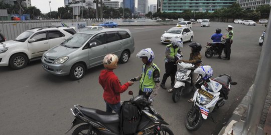 Polisi mulai tilang pengendara motor yang terobos Jalan Thamrin