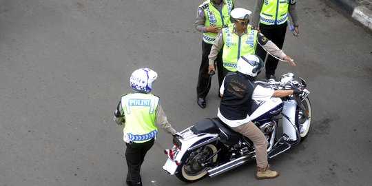 Lewat Thamrin, pengendara moge ini malah kabur saat ditilang polisi