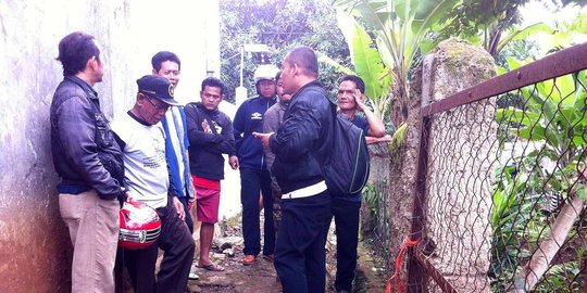 bersebelahan dengan ibunya rev1