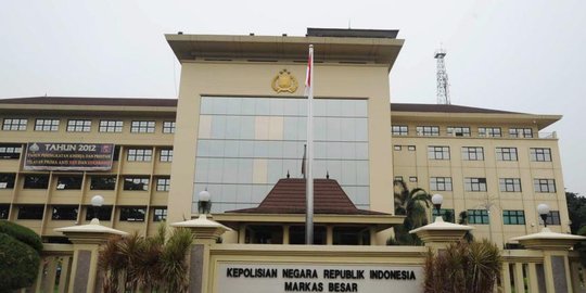 jelaskan kenapa sutarman diberhentikan karena buat resah internal kepolisian rev2